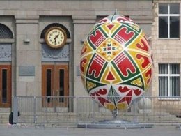 Фестиваль "Писанковый рай" представил огромную писанку с изображением Януковича (ФОТО)
