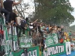 Болельщики "Карпат" разнесли стадион в Ужгороде (ФОТО)
