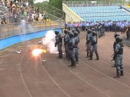 Болельщики "Карпат" разнесли стадион в Ужгороде (ФОТО)