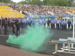 Болельщики "Карпат" разнесли стадион в Ужгороде (ФОТО)