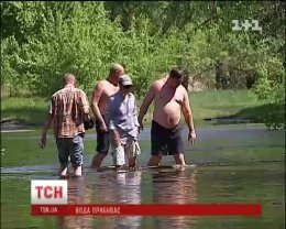 Уровень воды в Днепре продолжает расти: подтопило левый берег Киева  (ФОТО)