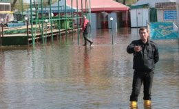 Уровень воды в Днепре продолжает расти: подтопило левый берег Киева  (ФОТО)