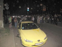 Парня на спортивном "Peugeot" от самосуда спасали 60 милиционеров (ФОТО)