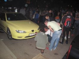 Парня на спортивном "Peugeot" от самосуда спасали 60 милиционеров (ФОТО)