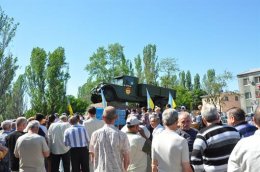 В Херсоне торжественно открыли памятник автомобилю времен ВОВ (ФОТО)