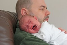 Мужской мозг не реагирует на плач ребенка