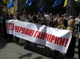 «Свободовцы» не дали коммунистам провести марш Победы в Ивано-Франковске (ФОТО)
