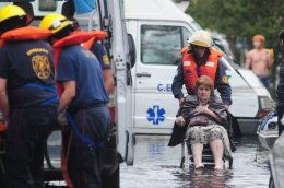 Наводнение в Париже угрожает подтопить Эйфелеву башню