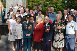 Харьковчане принесли на площадь Свободы фотографии военных лет (ФОТО)