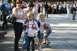 Харьковчане принесли на площадь Свободы фотографии военных лет (ФОТО)