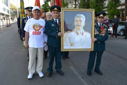 Харьковчане принесли на площадь Свободы фотографии военных лет (ФОТО)