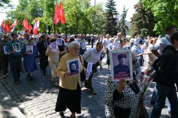 Харьковчане принесли на площадь Свободы фотографии военных лет (ФОТО)