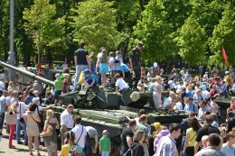 Харьковчане принесли на площадь Свободы фотографии военных лет (ФОТО)