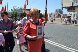 Харьковчане принесли на площадь Свободы фотографии военных лет (ФОТО)