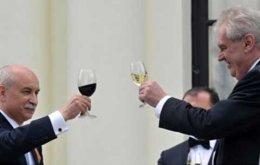 Чешского президента напоили в российском посольстве (ВИДЕО)