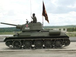 В Киеве танк Т-34 протаранил немецкую иномарку