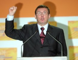 Луценко зовет украинцев прийти на акцию "Вставай, Украина!"