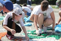 В Харькове из 60 тыс. крышек собрали карту Украины (ФОТО)