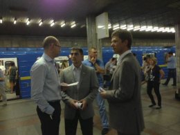 Яценюк спустился в метро, к народу (ВИДЕО)