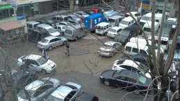 Депутат предложил собирать с припаркованных во дворах машин по 10 грн