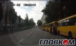 Центральные улицы Киева заполонили десятки автобусов от ПР (ФОТО)