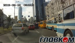 Центральные улицы Киева заполонили десятки автобусов от ПР (ФОТО)