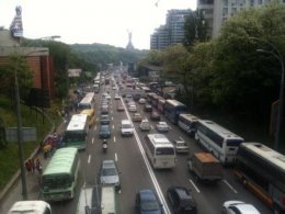 Центральные улицы Киева заполонили десятки автобусов от ПР (ФОТО)