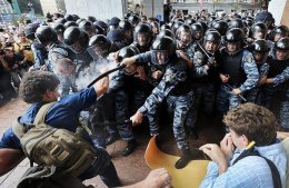 Активисты "Свободы" дерутся с бойцами "Беркута" (ВИДЕО)