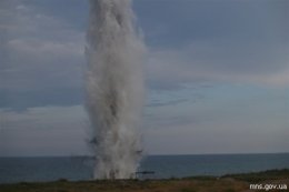 В Крыму на диком пляже уничтожили мину времен ВОВ (ВИДЕО)