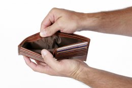 Правительству Украины придется воздержаться от повышения зарплаты