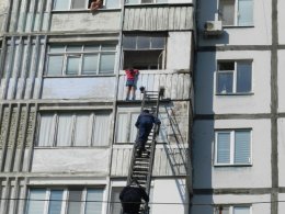 Спасатели сняли девочку зависшую на 7 этаже (ФОТО)