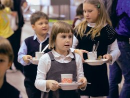 В Киеве учеников кормили просроченными продуктами