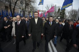 Оппозиция хочет знать, с какими фашистами борется Партия регионов