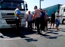 Перекрытие дорог в связи с проездом Януковича не на шутку разозлило водителей грузовиков (ВИДЕО)