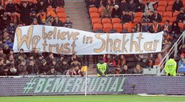 Драка фанатов "Шахтера" и "Черноморца" прямо на поле ОСК "Металлист" (ВИДЕО)