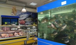 В супермаркете Кривого Рога нудист искупался в аквариуме с живой рыбой (ВИДЕО)