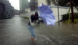 В столице Румынии бушует ураган