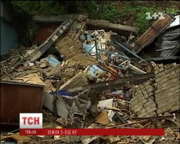 В центре Киева оползень снес 12 гаражей