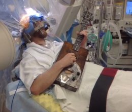 Пациент сыграл на гитаре во время операции на мозге (ФОТО+ВИДЕО)