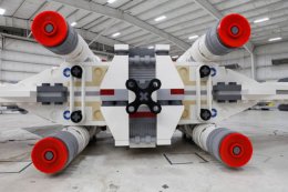 Истребитель X-Wing из «Звездных войн» собрали из 5 млн кубиков LEGO (ФОТО)