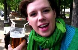 Чешская девушка может пить пиво ушами (ВИДЕО)