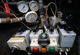 Китаец смастерил подводную лодку из бочек и разного хлама (ФОТО)