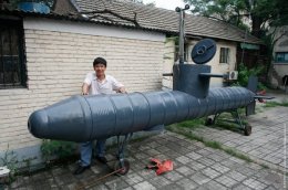 Китаец смастерил подводную лодку из бочек и разного хлама (ФОТО)