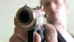 В центре Киева мужчина со стрельбой отстоял свои деньги у грабителей