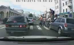 Пешеход решил наказать водителя, который заехал на переход (ВИДЕО)