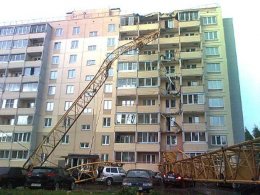 В Кирове на дом упал башенный кран (ВИДЕО)