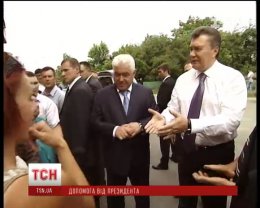 Янукович пообещал решить вопрос с сиротством и сделал благородный жест (ВИДЕО)