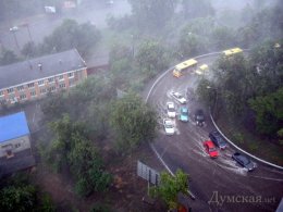 На Одессу обрушился мощнейший ураганный ветер с дождем (ФОТО)