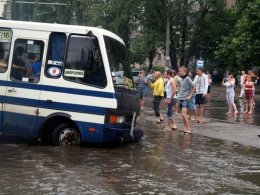 На Одессу обрушился мощнейший ураганный ветер с дождем (ФОТО)