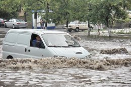 На Одессу обрушился мощнейший ураганный ветер с дождем (ФОТО)